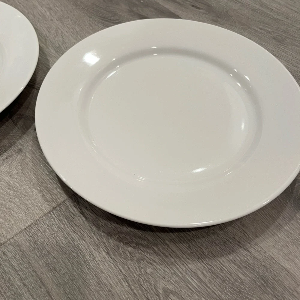 🍽️ Two Crate&Barrel 10.5 inch white dinner plates 🍽️